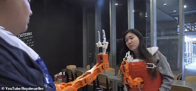 Bảo bối khi đi buffet: Cánh tay robot tự biết bốc thức ăn cho vào miệng - Ảnh 4.