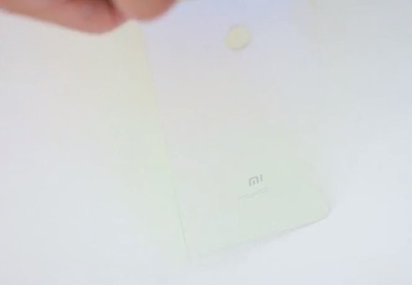 Thật bất ngờ khi mặt lưng màu gradient của Xiaomi Mi 8 Lite lại là một tấm kính trong suốt - Ảnh 1.