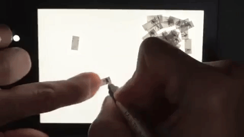 Xem anh chàng làm micro flipbook: Quyển sách lật nhỏ như hạt gạo, vẽ mà không cần dùng kính lúp - Ảnh 2.