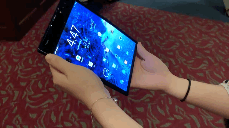 The Verge: Smartphone Royole FlexPai trông thì xấu xấu nhưng màn hình gập của nó ít ra cũng hoạt động y như quảng cáo - Ảnh 1.