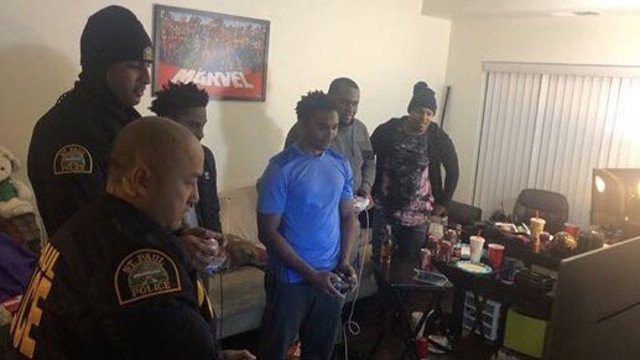 Bị hàng xóm trình báo vì gây tiếng ồn, nhóm thanh niên Mỹ được cảnh sát hỏi thăm rồi chơi game luôn với nhau - Ảnh 1.
