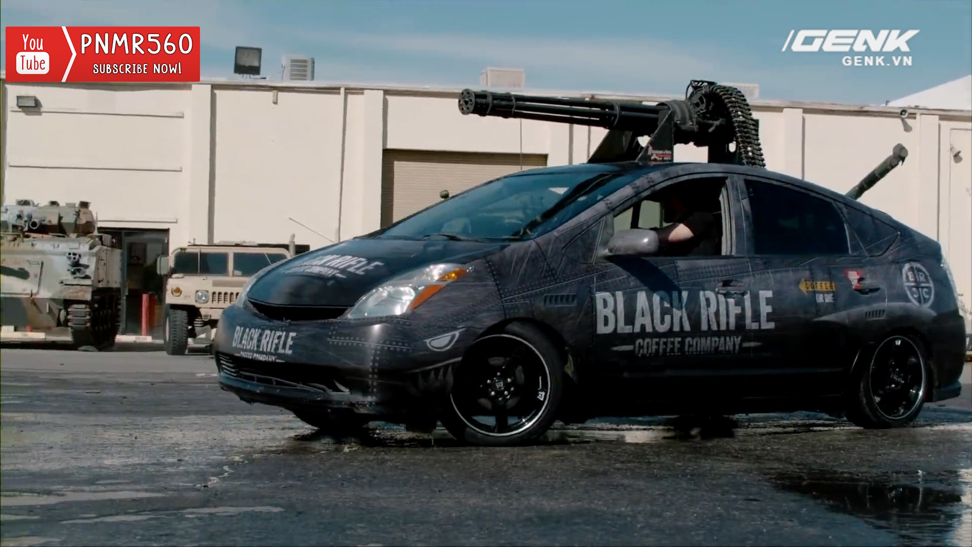 [Vietsub] Gắn s&uacute;ng m&aacute;y Vulcan n&ograve;ng xoay bắn 6600 v&ograve;ng/ph&uacute;t l&ecirc;n n&oacute;c xe Toyota Prius th&igrave; sẽ thế n&agrave;o? - Ảnh 1.