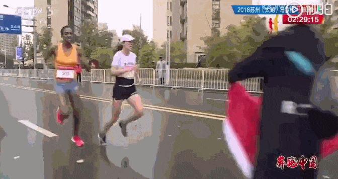 Chuyện chỉ có ở Trung Quốc: Vận động viên gian lận đường chạy marathon bằng cách chạy tắt qua dải phân cách cho nhanh - Ảnh 3.