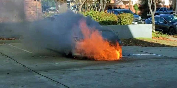 Xe điện Tesla Model S bất ngờ bốc cháy 2 lần liên tiếp mà không rõ lý do - Ảnh 1.