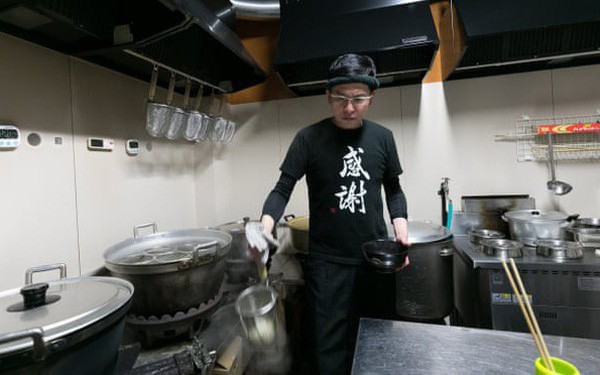 Chuyện đi lên từ số âm của một trùm xã hội đen Nhật Bản hoàn lương trở thành ông chủ quán mì udon - Ảnh 1.