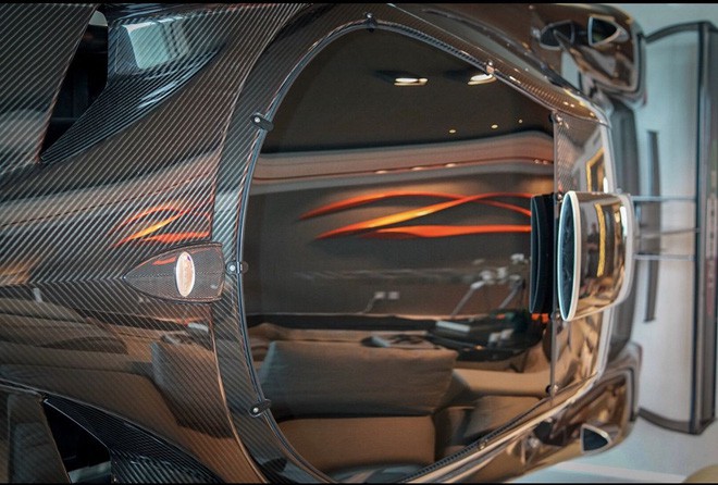 Góc xa xỉ: Bê nguyên siêu xe Pagani Zonda R 35 tỷ vào nhà làm vách ngăn cho độc - Ảnh 5.