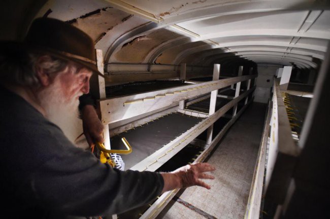 [Vietsub] Cụ ông 83 tuổi dành 50 năm để xây dựng hầm trú ẩn hạt nhân từ 42 chiếc xe buýt - Ảnh 10.