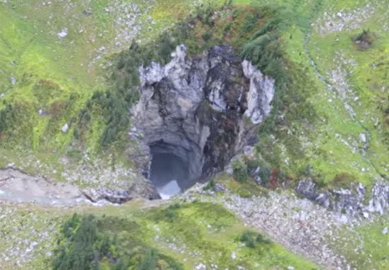 Bị tuyết che phủ nửa thế kỷ, hang động đồ sộ bậc nhất Canada giờ mới được phát hiện - Ảnh 2.