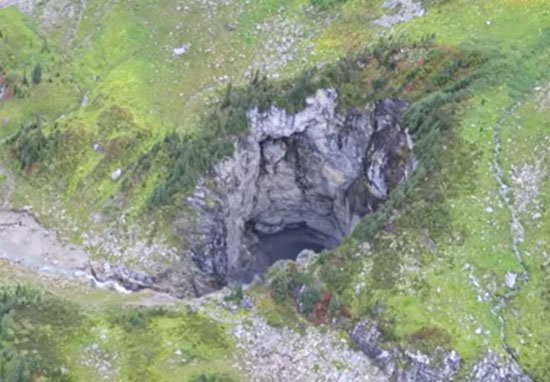 Bị tuyết che phủ nửa thế kỷ, hang động đồ sộ bậc nhất Canada giờ mới được phát hiện - Ảnh 3.