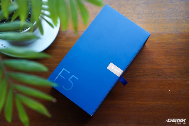 Trên tay Oppo F5 Xanh Thạch Anh: bóng bẩy, thời trang hơn, cấu hình và giá không đổi 6,99 triệu đồng - Ảnh 2.
