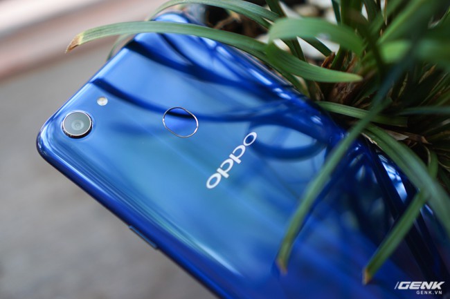 Trên tay Oppo F5 Xanh Thạch Anh: bóng bẩy, thời trang hơn, cấu hình và giá không đổi 6,99 triệu đồng - Ảnh 7.
