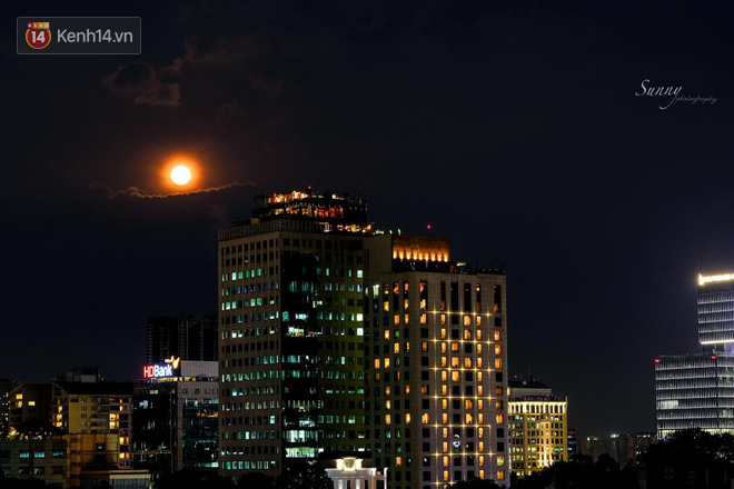  Siêu trăng chụp từ hướng tòa nhà Lê Bảo Minh, Quận 3 (Ảnh: Sunny) 