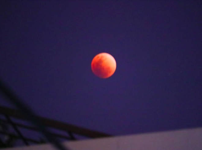  Mặt trăng nhuốm màu đỏ như máu ở phía sân bay Tân Sơn Nhất (Ảnh: hoaiducabc) 