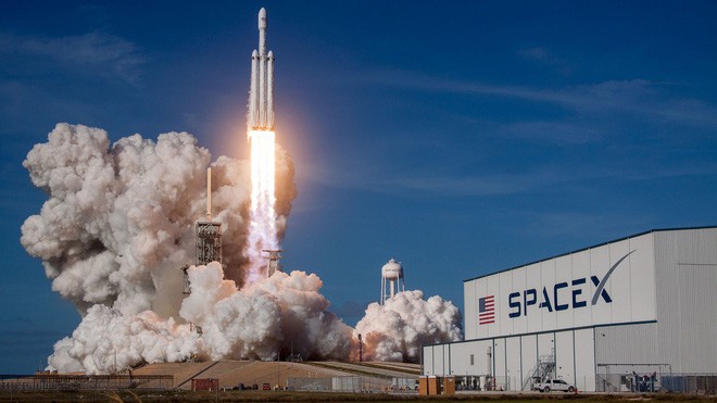 [Video] Cùng xem lại cảnh Elon Musk mếu máo khi tên lửa mạnh nhất thế giới của SpaceX được phóng thành công - Ảnh 1.