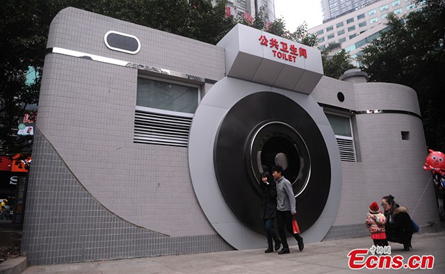 Trung Quốc: Dựng nhà vệ sinh công cộng trên cầu đi bộ, giúp du khách đáp lại tiếng gọi thiên nhiên trong mùa lễ hội - Ảnh 1.