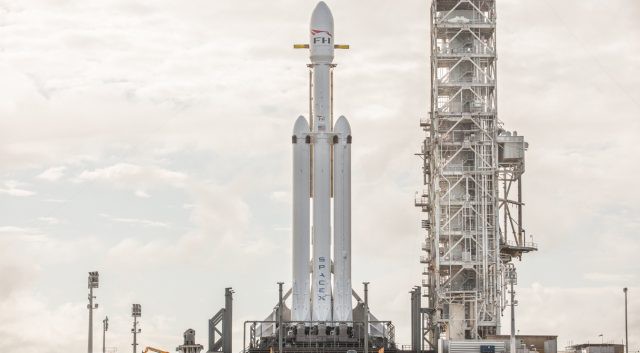 Elon Musk tiết lộ lý do tại sao tên lửa đẩy trung tâm của Falcon Heavy không thể hạ cánh thành công - Ảnh 1.