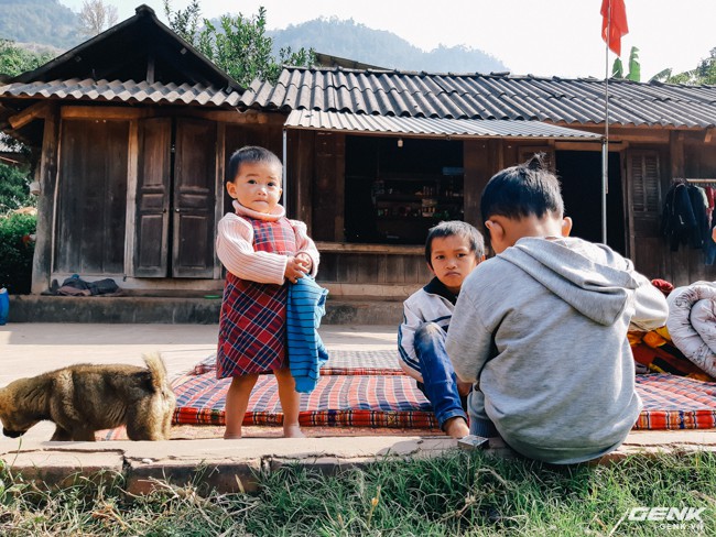  Ba anh em một nhà ở xã Mường Sang ngồi chơi trước sân đón nắng ấm 
