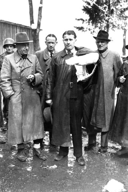 
Von Braun - với cánh tay bị gãy bởi tai nạn xe hơi - đầu hàng Quân đội Mỹ trước khi bức ảnh này được chụp vào tháng 5/1945
