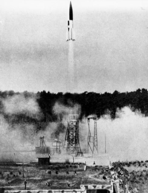  Một vụ phóng tên lửa V-2 vào mùa hè năm 1943 