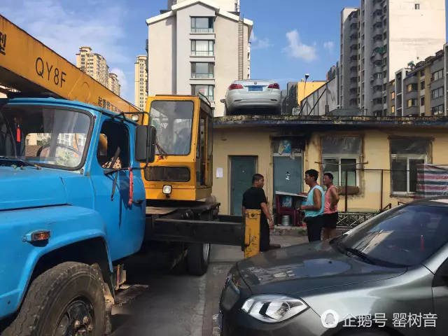 Trung Quốc: Chiếc SUV bị cẩu lên nóc nhà vì đỗ ngang trái giữa bến xe bus - Ảnh 4.