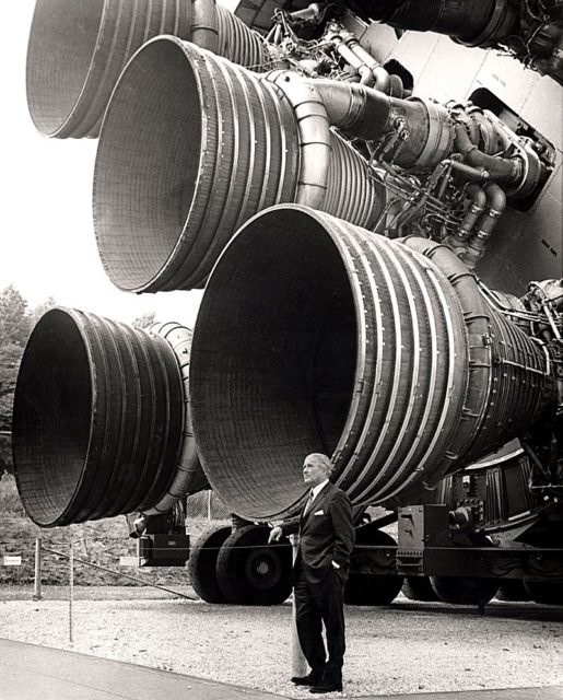 
Von Braun với động cơ F-1 của tên lửa Saturn V giai đoạn 1 tại Trung tâm Không gian và Tên lửa Hoa Kỳ
