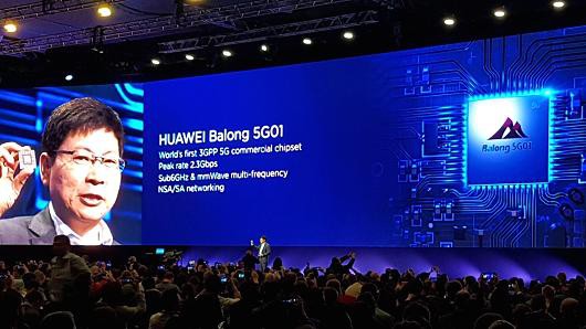  Richard Yu, Giám đốc điều hành của nhóm kinh doanh tiêu dùng của Huawei, trình bày về chipset 5G mới của công ty, Balong 5G01, tại Mobile World Congress ở Barcelona vào Chủ nhật 25 tháng 2 năm 2018. 