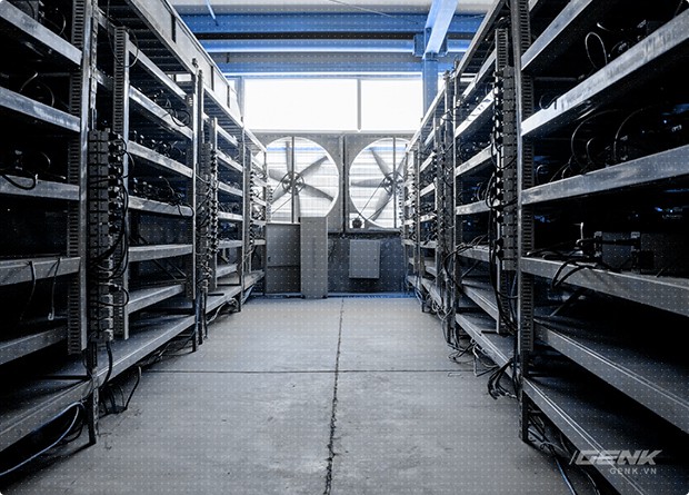  Dàn máy đào Bitcoin bên trong mỏ Ordos của Bitmain. 