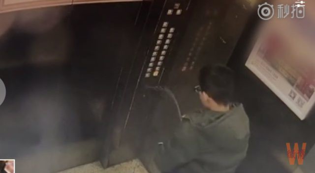 Cậu bé Trung Quốc bị kẹt trong thang máy vì tiểu bậy lên bảng điều khiển - Ảnh 2.