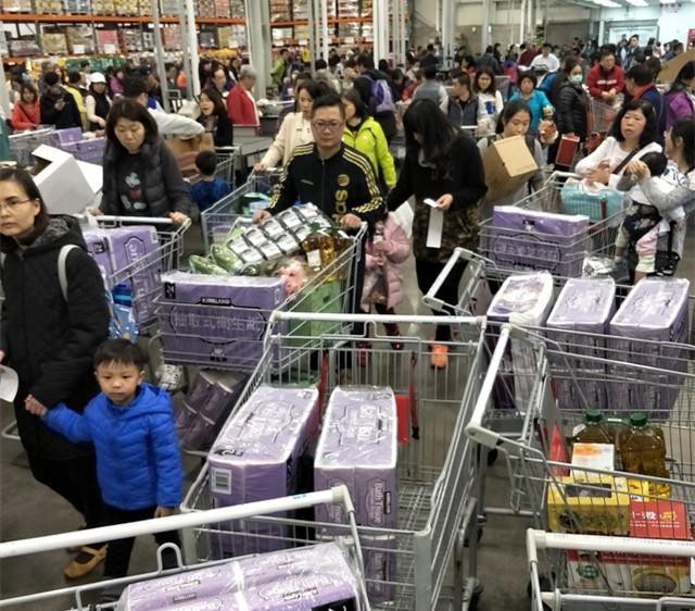 Đài Loan đang đối mặt khủng hoảng giấy vệ sinh, người dân đổ xô đi mua vì lo cháy hàng - Ảnh 5.