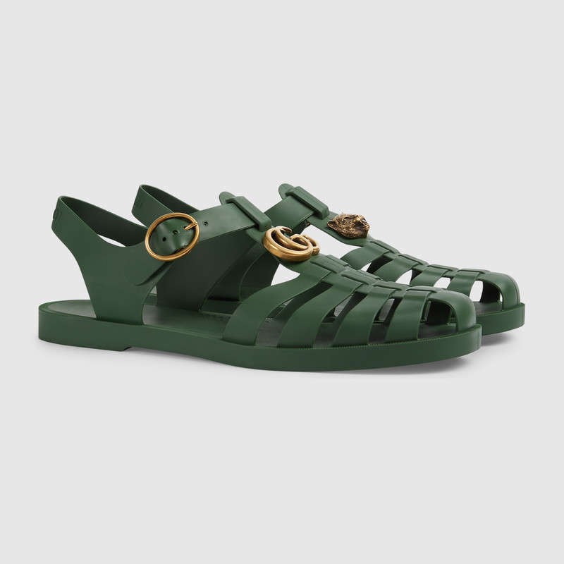 Có giá hơn 11 triệu nhưng hình như sandal của Gucci trông quá giống dép rọ  bộ đội của nước ta thì phải
