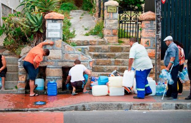 Cape Town, Nam Phi đang dần cạn kiện nước, doanh nhân bán hàng online chớp thời cơ để kiếm lời - Ảnh 2.