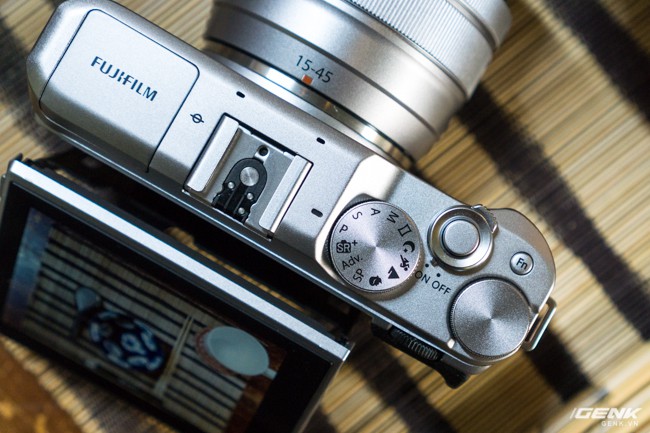 Trên tay Fujifilm X-A5: Dáng vẻ tương đồng đàn anh X-A3 nhưng tích hợp nhiều công nghệ mới hơn - Ảnh 4.
