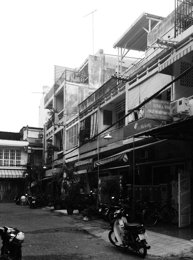 Nằm nghe nắng mưa qua những ô cửa đa sắc của ngôi nhà độc đáo ở Quận 3 Sài Gòn - Ảnh 2.
