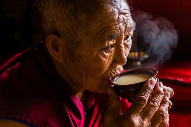  Trà bơ - thức uống phải đi gần 4.000 km mới đến nơi, giúp người Tây Tạng tồn tại hàng ngàn năm giữa cao nguyên lạnh giá - Ảnh 2.