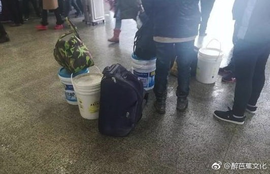 Dùng thùng sơn thay vali: Xu hướng hot nhất mùa Xuân vận 2018 tại Trung Quốc - Ảnh 4.
