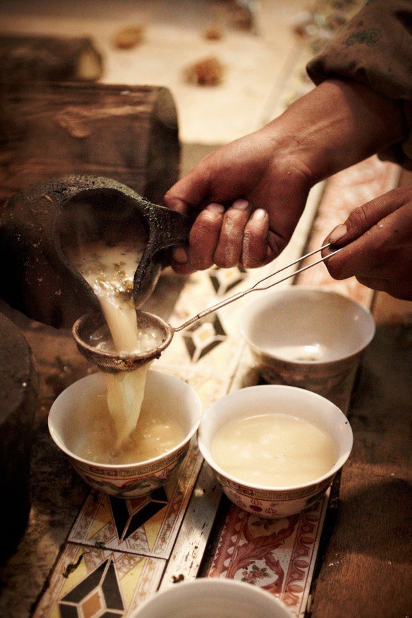  Trà bơ - thức uống phải đi gần 4.000 km mới đến nơi, giúp người Tây Tạng tồn tại hàng ngàn năm giữa cao nguyên lạnh giá - Ảnh 3.