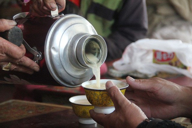  Trà bơ - thức uống phải đi gần 4.000 km mới đến nơi, giúp người Tây Tạng tồn tại hàng ngàn năm giữa cao nguyên lạnh giá - Ảnh 6.