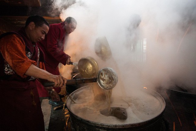 Trà bơ - thức uống phải đi gần 4.000 km mới đến nơi, giúp người Tây Tạng tồn tại hàng ngàn năm giữa cao nguyên lạnh giá - Ảnh 10.