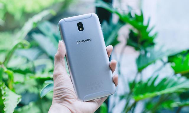  Galaxy J7 Pro đã rất thành công khi mang đến phiên bản Xanh ánh bạc độc đáo chưa từng có. 