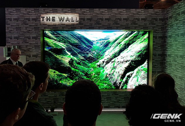 Chiêm ngưỡng bức tường TV kích cỡ 146 inch vĩ đại nhất thế giới của Samsung - Ảnh 1.