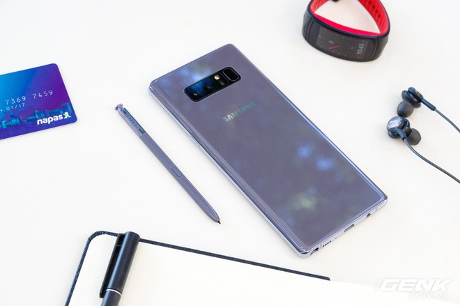  Galaxy Note 8 tím khói hội tụ đủ ba yếu tố đẹp - độc - lạ, thực sự rất thu hút đối với người tiêu dùng. 