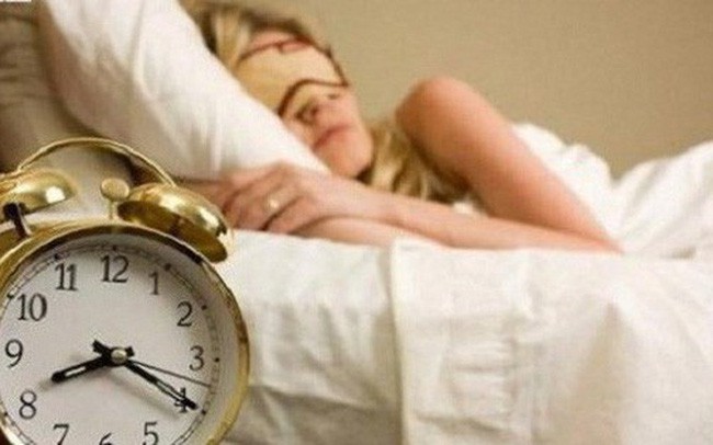 4 thói quen tai hại vào buổi sáng có thể khiến nhiều người mất đến 10 năm tuổi thọ - Ảnh 1.
