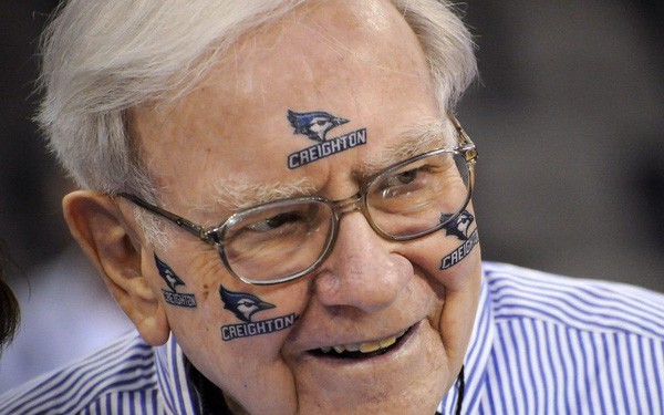  Buffett rất thích thể thao và hâm mộ đội Creighton Bluejays của Nebraska (Nguồn: USA Today). 