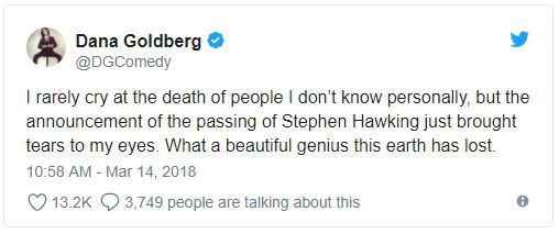  Tôi thường không khóc trước sự ra đi của những người không quá thân thiết với mình. Nhưng khi nghe hung tin Stephen Hawking, tôi đã rơi lệ. Thế giới của chúng ta đã mất đi một bộ óc thiên tài. 
