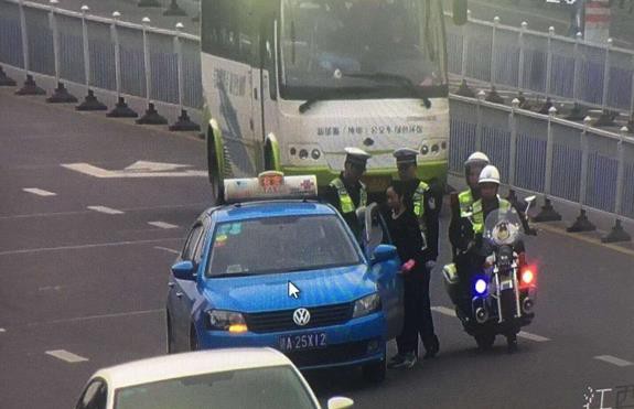 Trung Quốc: Tài xế taxi bị phạt vì bật cốp cho vợ ngồi giữ đồ - Ảnh 3.