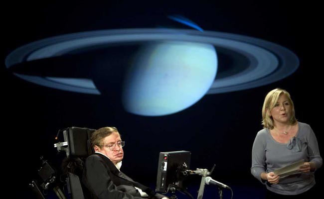 Hình ảnh S. Hawking thừa nhận khả năng thông tin về lỗ đen cuối cùng sẽ biến mất
