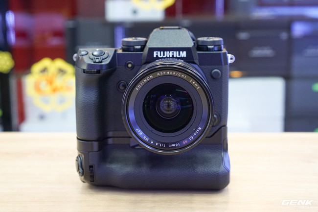 Trên tay máy ảnh đầu bảng X-H1 mới ra mắt của Fujifilm: dáng vẻ vẫn rất gọn gàng, nhiều cải tiến hơn hẳn dòng X-T, giá gần 47 triệu đồng - Ảnh 17.