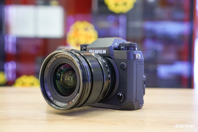 Trên tay máy ảnh đầu bảng X-H1 mới ra mắt của Fujifilm: dáng vẻ vẫn rất gọn gàng, nhiều cải tiến hơn hẳn dòng X-T, giá gần 47 triệu đồng - Ảnh 1.