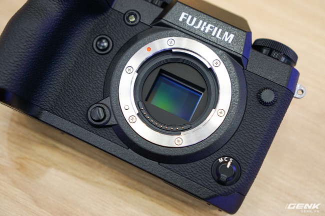 Trên tay máy ảnh đầu bảng X-H1 mới ra mắt của Fujifilm: dáng vẻ vẫn rất gọn gàng, nhiều cải tiến hơn hẳn dòng X-T, giá gần 47 triệu đồng - Ảnh 3.