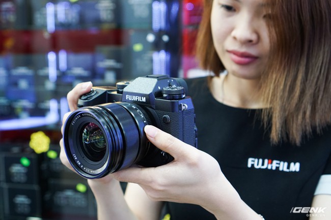 Trên tay máy ảnh đầu bảng X-H1 mới ra mắt của Fujifilm: dáng vẻ vẫn rất gọn gàng, nhiều cải tiến hơn hẳn dòng X-T, giá gần 47 triệu đồng - Ảnh 4.